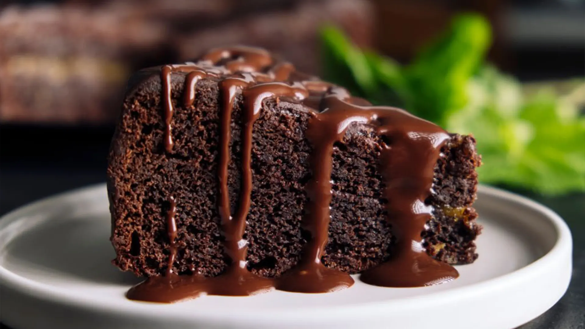 O BOLO DE CHOCOLATE MAIS FÁCIL DO MUNDO, FEITO MISTURANDO A MÃO